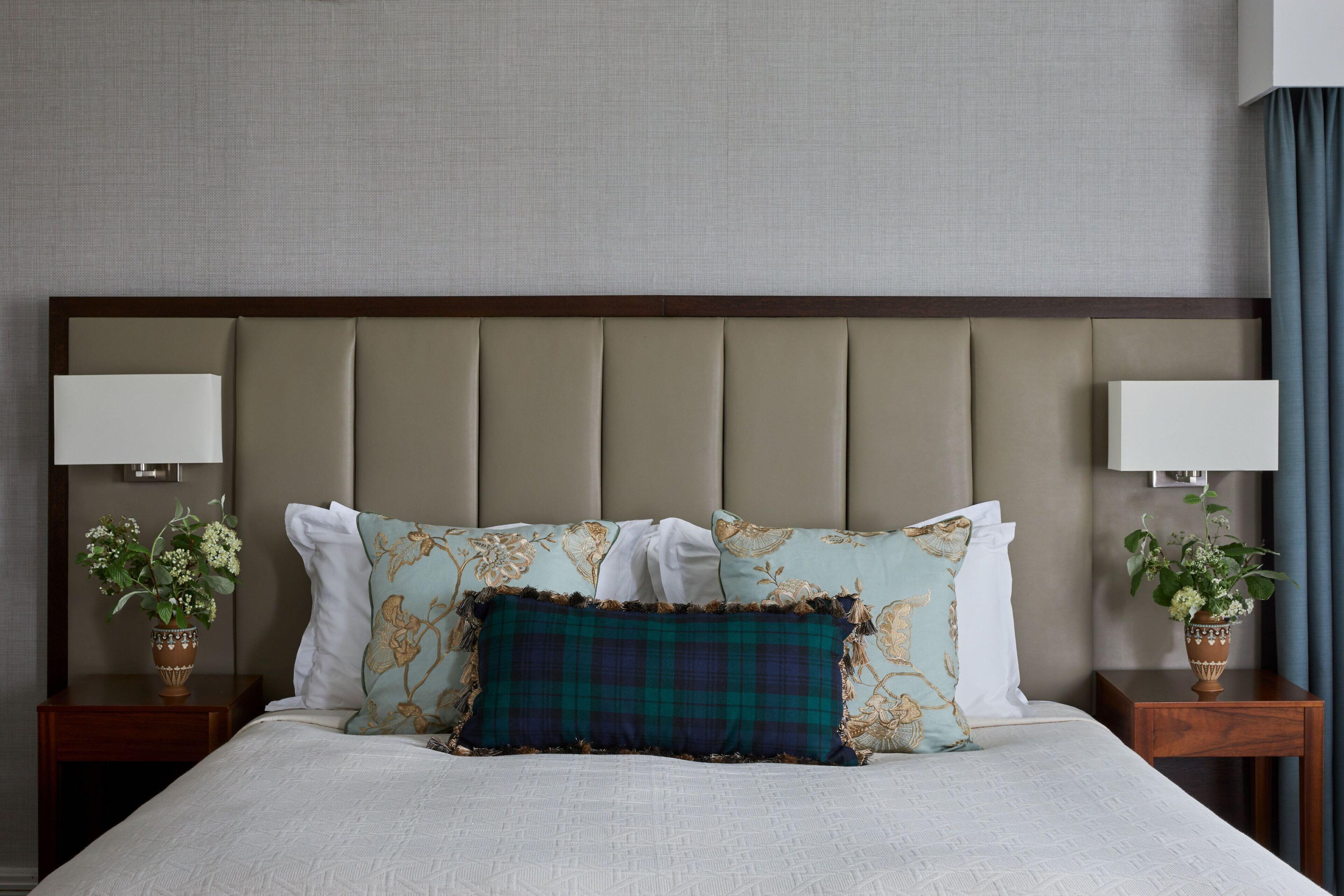 Hotel Marine Troon Exterior foto A bed with a headboard
